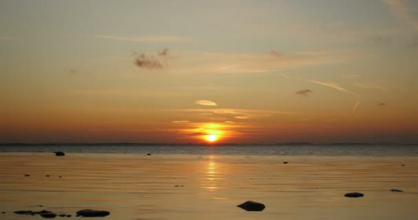 Günbatımı Turuncu Güneşi Planda Göl Zaman Geçişi — Stok video