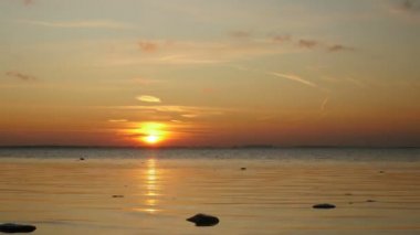 Gün batımı, turuncu güneş ufuktan batıyor, panorama zaman aşımı