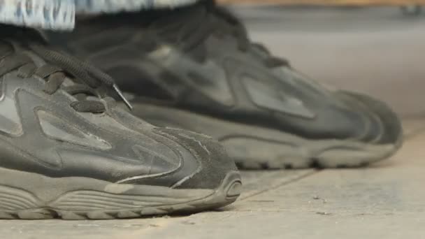 Zapatillas Hombre Tocando Ritmo Suelo — Vídeo de stock