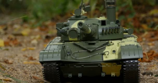 Tanque Camuflagem Colorir Vista Frontal Movimento Câmera Perto — Vídeo de Stock