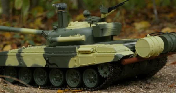 Tanque Camuflaje Para Colorear Vista Lateral Movimiento Cámara Cerca — Vídeos de Stock