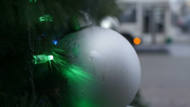 Decoração Natal Grande Bola Natal Guirlanda Árvore Natal Cidade — Vídeo de Stock