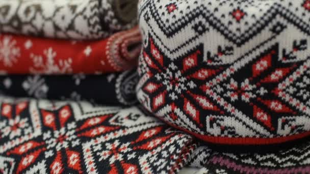 Cálidos Sombreros Lana Punto Suéteres Bufandas Textura Cerca — Vídeo de stock
