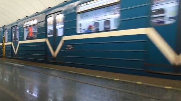 Blå Tunnelbanetåg Sankt Petersburg Tunnelbana Rörelse — Stockvideo