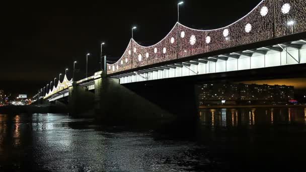 夜にはサンクトペテルブルクのイルミネーションでネヴァ川を渡るドローブリッジ — ストック動画