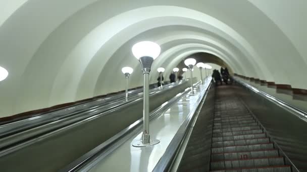 Escada Rolante Metrô Movendo Para Cima Metrô São Petersburgo — Vídeo de Stock