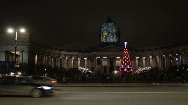 ロシアのサンクトペテルブルク 2019年12月28日 夜の花山大聖堂クリスマスイルミネーション — ストック動画