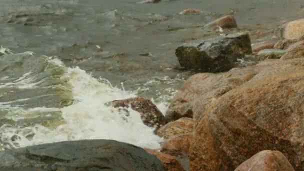 岩の多い海岸で波が砕け — ストック動画