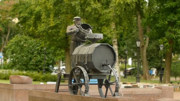 Petersburg Russia August 2019 Fountain Water Barrel Man Water Carrier — ストック動画