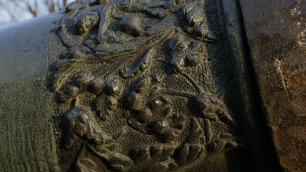中世の青銅製の大砲は近くの装飾で飾られています — ストック動画