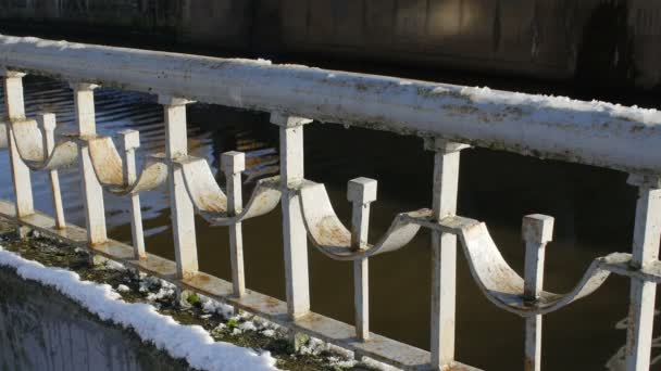 Ανοιξιάτικες Σταγόνες Λιώσιμο Χιονιού Στο Κιγκλίδωμα Της Γέφυρας Αργή Κίνηση — Αρχείο Βίντεο