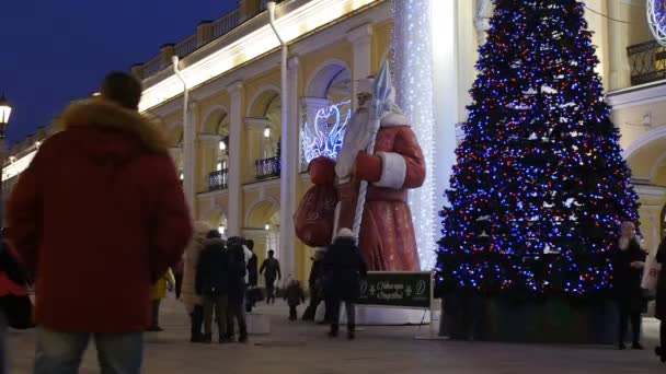 ロシアのサンクトペテルブルク2019年12月28日サンタクロースの大きな姿のスタッフとクリスマスツリー 時間の経過 — ストック動画