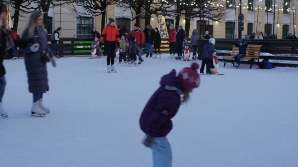 Petersburg Rosja Grudnia 2019 Mieszczanie Dorośli Dzieci Jeżdżący Łyżwach Podczas — Wideo stockowe