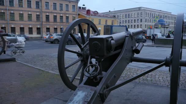 Sankt Petersburg Ryssland December 2019 Människor Och Gamla Kanoner Gatan — Stockvideo