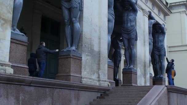 Petersburg Russia December 2019 People Statue Titan Man Entrance Palace — стоковое видео