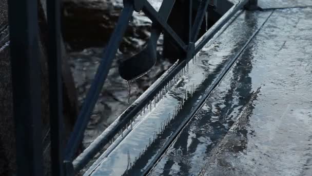 Зима Сосульки Перилах Моста — стоковое видео