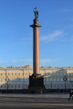  Alexander sütun üzerinde bir haç ile melek