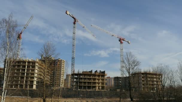 Kranen Werken Bouw Hoogbouw Time Lapse Lage Hoek Uitzicht — Stockvideo