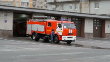 İtfaiyeci itfaiye istasyonunda Rusya 'nın Emercom' unu yıkıyor.