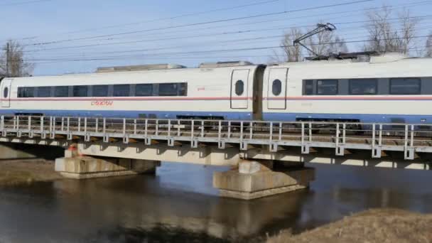 Ekspresowy Pociąg Sapsan Rosyjskie Koleje Szybko Pędzi Przez Most Tam — Wideo stockowe