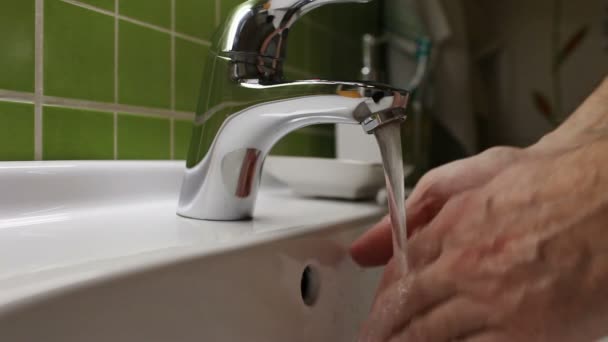 Man Tvättar Händerna Tvättställ Bäcken Vatten — Stockvideo