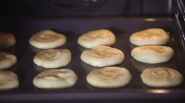 Çörekler fırında pişiyor, zaman geçiyor.