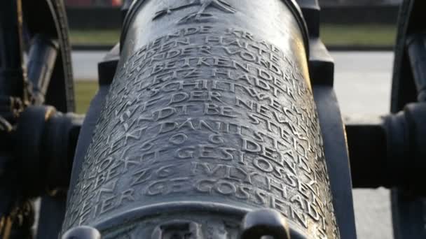 Oude Bronzen Kanonnen Panorama Van Onder Naar Boven — Stockvideo