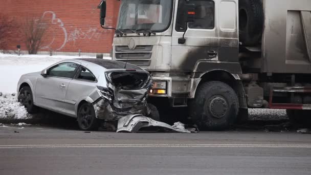 Lastwagen Verunglückte Auf Winterglatter Straße — Stockvideo