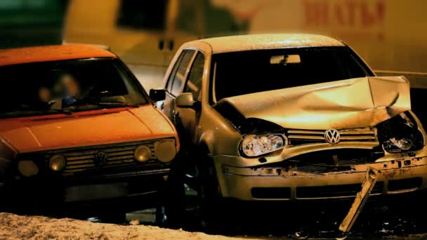 Accidente Invierno Camino Resbaladizo Luces Emergencia Intermitentes — Vídeo de stock