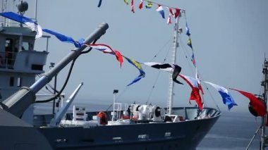 İşaret bayraklı savaş gemisi