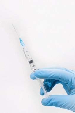 Tıbbi eldivenli elini tutarak şırınga vitaminler ile