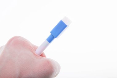 Mavi kalem ve güçlü erkek beyaz arka planda durur.