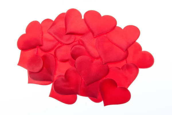 Beyaz arka planda izole edilmiş kırmızı kalp yığını