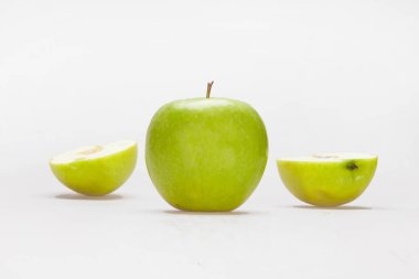 Yeşil elma ve iki parça elma.