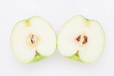 Beyaz arka planda izole edilmiş iki dilim yeşil elma.