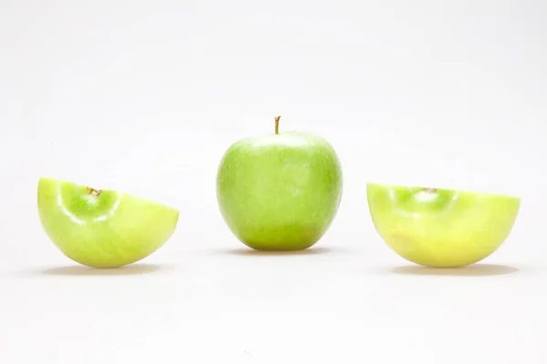 Grüner Apfel Und Zwei Apfelhälften — Stockfoto