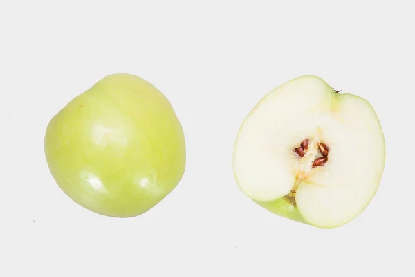 Два Кусочка Нарезанного Зеленого Яблока Изолированы Белом Фоне — стоковое фото
