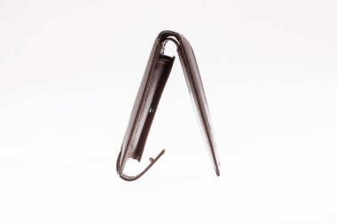 Kahverengi cüzdanın üst görüntüsü beyaza izole edilmiş.