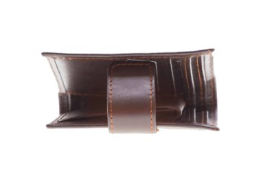 Kahverengi cüzdanın bir parçası ve beyaz arka plan.