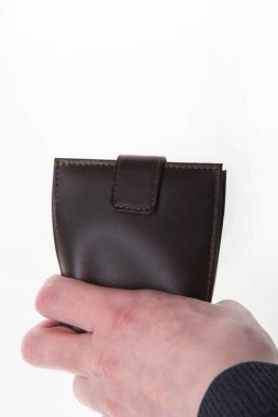 Kahverengi cüzdan ve güçlü bir el sıkışı.