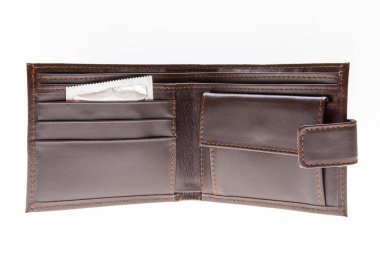 Beyaza izole edilmiş bir prezervatif ve cüzdan. Güvenli seks konsepti