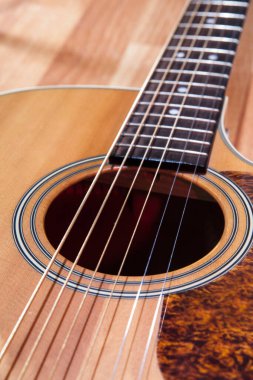Klasik gitar telleri kapanıyor. Üst görünüm