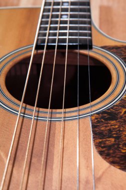 Klasik gitar telleri kapanıyor. Üst görünüm