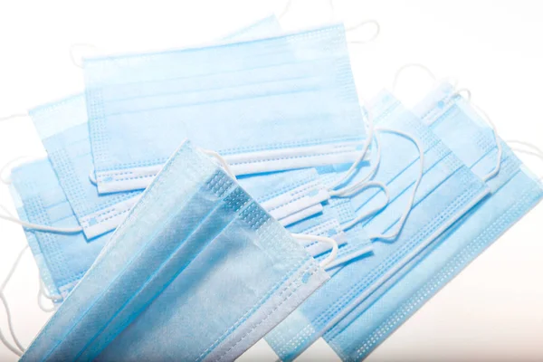 Koronavirüse karşı korunmak için antiviral tıbbi maskeler.