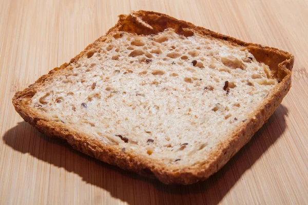 Grundstück Für Das Esszimmer Ein Stück Brot Auf Einem Holztisch — Stockfoto