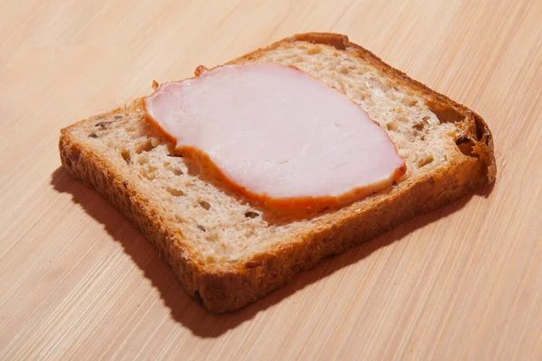 简单的单一三明治 面包和火腿当早餐或小吃 — 图库照片
