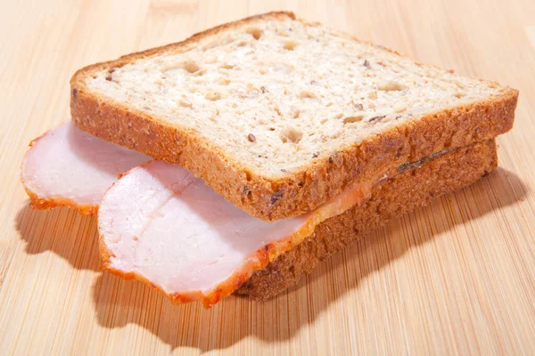 简单的单一三明治 面包和火腿当早餐或小吃 — 图库照片