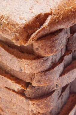 Tam buğday ekmeği dilimleri. Yakın çekim.