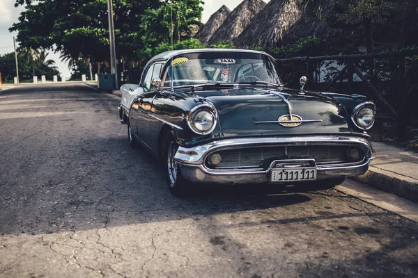 Coche de época conduciendo alrededor, Cuba — Foto de Stock