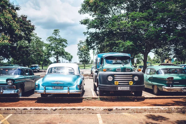 Coche de época conduciendo alrededor, Cuba — Foto de Stock